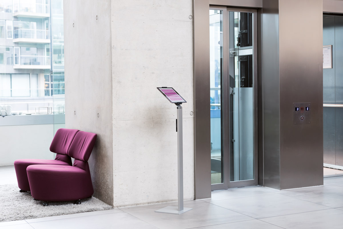 Tablet vloerstandaard receptie hotel